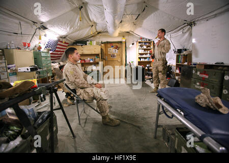 Petty Officer 3rd Class Kristopher Krysa, rechts, 27, aus La Grange Park, Illinois, ein Corpsman mit Security Force Unterstützung Beraterteam 2-215, lehrt einen Kurs auf die Behandlung von verletzten an Bord der Forward Operating Base Nolay, Provinz Helmand, Afghanistan, 28. Januar 2014. Krysa bietet Kurse für jeden Unfall Pflege interessieren und Marines mit Physiotherapie Programme und körperliches Trainingsübungen bietet. E28098Doc BruteE28099 trainiert, berät, unterstützt die afghanischen medizinischen Personals 140129-M-PF875-306 Stockfoto