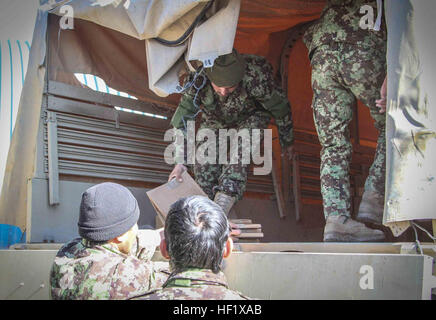 Afghan National Army Soldaten entladen Lieferungen von der Rückseite eines LKW, die aus der Provinz Kandahar im Camp Adler, Afghanistan, 30. Januar 2014 angekommen. Rund 20 Soldaten aus dem 2. Bde., 205. Korps, beteiligte sich an einer 10-tägigen Übung mit Transport und Versorgung Verfahren. (Foto: U.S. Army CPL. Clay Beyersdorfer) Erhaltung und Mobilität, trainieren Afghanen an die Logistik für eine weiterhin erfolgreiche 140130-Z-HP669-003 Stockfoto