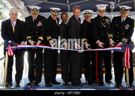 Von links nach rechts: Richard Heim, Rear Admiral Douglas G. Morton, Rear Admiral C. Forrest Faison III, Hon Jonathan Woodson, Hon Mike McCord, Rear Admiral Bruce L. Gillingham, Generalleutnant John A. Toolan und Captain Mark A. Kobelja gleichzeitig schneiden das Band während das Engagement und die Banddurchtrennungszeremonie in der Ersatz-Anlage Naval Hospital Camp Pendleton Jan. 31. Die Zeremonie fand statt, um die 500.000 Quadratmeter große, vierstöckige Gebäude offiziell eröffnet. Heim ist der Präsident und Chief Executive Officer der Western Region Clark Bau Gruppe-Kalifornien, LP. Morton ist Kommandeur der Marine Einrichtungen Eng Stockfoto