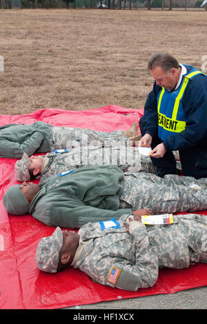 South Carolina Army National Guard Soldaten unterstützte Horry County Zivilbehörden während Palmetto Thunder Bucksport Landing in der Nähe von Conway, S.C. 1. Februar in Vorbereitung für Notfälle wie diese waren, dass sie Opfer von einem Flugzeugabsturz simuliert wurden. Die S.C.-Garde trainiert regelmäßig, andere Landesbehörden während natürliche Katastrophen und Notlagen zu unterstützen. (US Army National Guard Foto von Sgt. Brad Mincey/freigegeben) Hinter den Kulissen Unterstützung macht Palmetto Donner realistischer 140101-Z-WS267-031 Stockfoto