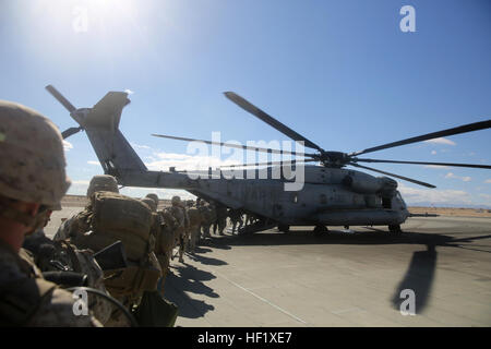 Marines mit Bravo Company, 1. Bataillon, 7. Marineregiment, laden auf eine CH-53E Super Sea Stallion-Hubschrauber im Marine Corps Air Ground Combat Center Twentynine Palms, Kalifornien, 3. Februar 2014. Marines wurden zwei Kilometer vom Lava-Trainingsbereich eingefügt, wo sie Feuer und über unwegsames Gelände zu einem Ziel zu manövrieren und Verteidigungsstellungen einrichten mussten. Nach der Verteidigung der Region für 36 Stunden, die Infanteristen einen feindlichen Nacht Angriff und Gegenangriff über fünf Kilometer, die drei-Tages-Trainingsübung abzuschließen ausgeführt. (Foto: U.S. Marine Corps CPL Joseph Scanlan / release Stockfoto