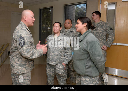 National Guard Bureau Senior meldete Führer, Command Chief Master Sgt. Mitchell Brush dauert mit Staff Sgt Nayda Troche, Zentrum und Spc. Jennifer Cubero, Texas Medical Command, Texas Army National Guard, treffen, nachdem seine Bürgerversammlung im Camp Mabry in Austin, Texas, 9. Februar 2014 statt. Bürste diskutiert den Wert, den die Nation, im in- und Ausland und die Bedeutung der auf der Suche nach einander zur Verringerung der Zahl der Selbstmord in den Reihen der National Guard bringt. Bürste eröffnet auch das Wort, um Fragen oder Bedenken durch Service-Mitglieder im Publikum. (US Army N Stockfoto