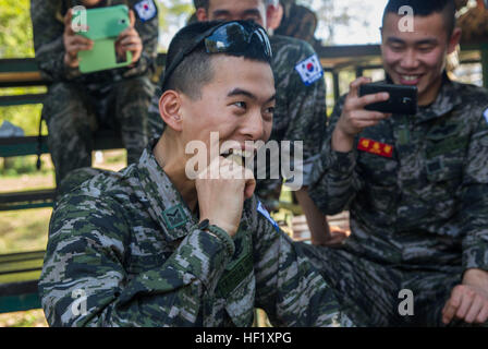 Republik der Korea Marine Staff Sgt. Seo Hyun Min isst eine native Thai Insekt während Übung Cobra Gold 2014 bei Camp Lotawin, Königreich von Thailand Februar 11. Zusammenarbeit und Durchführung von gemeinsamen und multinationale Ausbildung ist von entscheidender Bedeutung für die Aufrechterhaltung der Bereitschaft und der Interoperabilität der Streitkräfte der teilnehmenden.  Min ist mit Aufklärung Batterie, ROK Marine Corps. (Foto: U.S. Marine Corps CPL Zachary Scanlon/freigegeben) Marines lernen, sich in E2809Cthe bushE2809D überleben 140212-M-TH017-004 Stockfoto