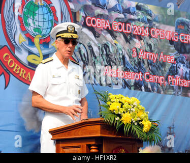 U.S. Navy Admiral Samuel J. Locklear, der Kommandeur des US Pacific Command, gibt Anmerkungen während der Eröffnungsfeier für Übung Cobra Gold 2014 bei Camp Akatosarot, Mueang Bezirk, Provinz Phitsanulok, Königreich von Thailand, 11. Februar 2014. CG 14 ist in seiner 33. Iteration und bekennt sich eine Thai-US Co-Sponsor Übung zur Verbesserung der regionalen Partnerschaft, Wohlstand und Sicherheit in der Region Asien-Pazifik. Locklear endete mit den Worten He freut sich darauf, gemeinsam mit unserer Partnernationen, eine bessere Zukunft für die gesamte Region zu schmieden; für sich selbst, ihre Kinder und Generationen zu kommen Stockfoto