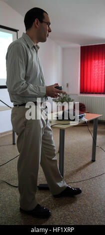 Leutnant Theodore Demetriou, Amtsarzt für Schwarzmeer Rotations Kraft 14, gibt eine Klasse über Beurteilung eines Patienten auf eine Gruppe von Vertretern und Freiwilligen aus verschiedenen Platzierung Zentren in Ovidiu und Constanta, Rumänien Traian Placement Center in Constanta, 11. Februar 2014. Die Klasse war Bestandteil einer medizinischen Seminar, das ging über erste Hilfe. Seminar hilft den Teilnehmern, die medizinische Erkenntnisgewinn 140211-M-PY808-003 Stockfoto