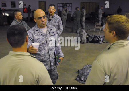 Augusta, Georgia, Feb. 12, 2014 – Georgien National Gardist Oberstleutnant Robert Noren, Kommandant der 165. Air Support Operations Squadron, Georgia Air National Guard, mit Sitz in Savannah, führt eine kurze, Gardisten auf dem 878th Engineer Battalion Readiness Center in Augusta, in Vorbereitung für ihre bevorstehende Mission zur Überwachung der i-20 Autobahn um Notfall Service und support zu zivilen Behörden und zu den Bewohnern von Georgien von Wintersturm hart getroffen Mission Leon. (US Army National Guard Foto von Sgt. Michael Uribe/freigegeben). Mission kurze 140212-Z-XA030-018 Stockfoto