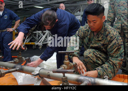 080516-M-7519G-019 ANDAMANENSEE (16. Mai 2008) Marine Corps Lance Cpl. Alan Bundoc, Bekämpfung von Logistik-Bataillon 31, 31. Marine Expeditionary Unit zugeordnet wird eine Obergrenze für ein 16-Liter Wasser Blase auf amphibischer Angriff Schiff USS Essex (LHD-2) zur Vorbereitung auf eine mögliche humanitäre Hilfsmission ersetzt. Die Essex Strike Group ist vor der Küste von Burma wartet auf Freigabe zur Teilnahme an einer humanitären Hilfsmission im Zuge der Zyklon Nargis. US Marine Corps Foto: Lance Cpl. Audrey M. Graham (frei) Defense.gov-Foto-Essay 080516-M-7519G-019 Stockfoto