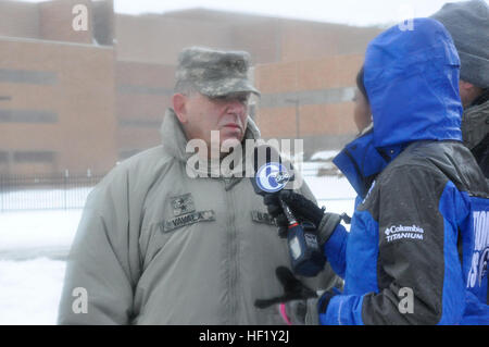 Melissa Magee von 6ABC interviewt Generalmajor Frank Vavala, Generaladjutant, Delaware National Guard, die Wache Rolle während Winter Sturm Pax. (US Army National Guard Foto von Staff Sgt. Wendy McDougall/freigegeben) Delaware Nationalgarde unterstützt Winter Sturm Pax 140213-Z-ZB970-044 Stockfoto