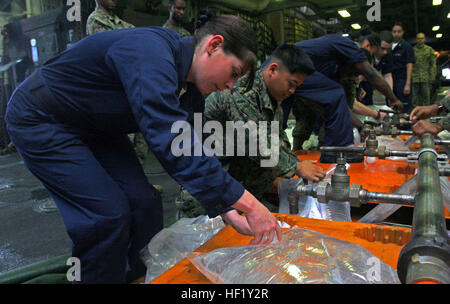 16-Liter Wasser Harnblasen Vorbereitung auf eine mögliche humanitäre Hilfsmission füllen 080516-M-7519G-025 ANDAMANENSEE (16. Mai 2008) Marines und Matrosen an Bord der amphibischen Angriff Schiff USS Essex (LHD-2). Die Essex Strike Group ist in 35 Seemeilen vor der Küste von Burma wartet auf Freigabe zur Teilnahme an eine mögliche humanitäre Hilfe tasking im Zuge der Zyklon Nargis. US Marine Corps Foto: Lance Cpl. Audrey M. Graham (frei) Defense.gov-Foto-Essay 080516-M-7519G-025 Stockfoto