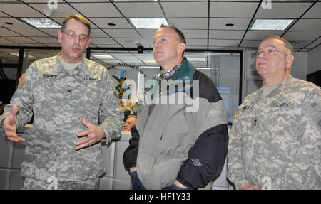 Oberst Dallas Wingate, Delaware Nationalgarde, Direktor des militärischen Unterstützung briefs Gouverneur Jack Markell und Generalmajor Frank Vavala, Generaladjutant, Delaware Nationalgarde auf wie die Wache der Bürger des Staates während der Winter Sturm Pax unterstützt. (US Army National Guard Foto von Staff Sgt. Wendy McDougall/freigegeben) Delaware Nationalgarde unterstützt Winter Sturm Pax 140213-Z-ZB970-075 Stockfoto