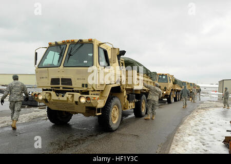 Dreißig South Carolina Army National Guard Muldenkipper Unterstützungsmaßnahmen schleppen in Beantwortung eines Ersuchens von S.C. Department of Transportation Transport 600 Tonnen Streusalz aus dem Charleston Meer Salz Werk nach Columbia, nach der Eissturm, die den Staat vom 11. / 12. Februar betroffen. Mehr als 180 Soldaten wurden im aktiven Dienst stand zur Beantwortung der Wintersturm nach der Ausrufung des Ausnahmezustands von Gouverneur Nikki Haley 11. Februar 2014 gesetzt. (US Air National Guard Foto von techn. Sgt Jorge Intriago/freigegeben) Südöstlichen Wintersturm 140213-Z-XH297-037 Stockfoto