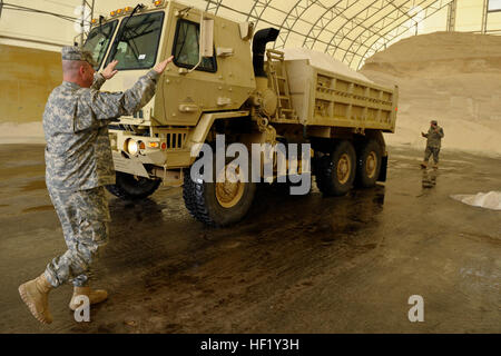 Dreißig South Carolina Army National Guard Muldenkipper Unterstützungsmaßnahmen schleppen in Beantwortung eines Ersuchens von S.C. Department of Transportation Transport 600 Tonnen Streusalz aus dem Charleston Meer Salz Werk nach Columbia, nach der Eissturm, die den Staat vom 11. / 12. Februar betroffen. Mehr als 180 Soldaten wurden im aktiven Dienst stand zur Beantwortung der Wintersturm nach der Ausrufung des Ausnahmezustands von Gouverneur Nikki Haley 11. Februar 2014 gesetzt. (US Air National Guard Foto von techn. Sgt. Jorge Intriago/freigegeben) Südöstlichen Wintersturm 140213-Z-XH297-046 Stockfoto