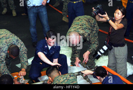 080516-M-7519G-049 ANDAMANENSEE (16. Mai 2008) internationale Reporter wie Hwee Young mit Euro Press Fotoagentur, Fotografien, Marines und Segler gemeinsam an Bord der amphibischen Angriffs Schiff USS Essex (LHD-2) Vorbereitung auf eine mögliche humanitäre Hilfsmission. Die Essex Strike Group ist vor der Küste von Burma wartet auf Freigabe zur Teilnahme an mögliche humanitäre Hilfe tasking im Zuge der Zyklon Nargis. US Marine Corps Foto: Lance Cpl. Audrey M. Graham (frei) Defense.gov-Foto-Essay 080516-M-7519G-049 Stockfoto