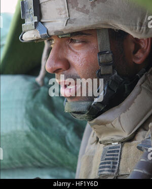 PFC Alex Lopez, 2. kombinierte Arme Platoon, Waffen Firma, Battalion Landing Team, 1. Bataillon, 6. Marine Regiment, 24. Marine Expeditionary Unit, NATO International Security Assistance Force, M249 Squad automatische Waffe-MG-Schütze, Uhren für feindliche Bewegung um eine Hauptleitung Straße für die 24. MEU Marines. Der 22-j hrige aus Youngstown, Ohio, und seine Kollegen Marines mehr als 120 Stunden warten darauf, gegen feindliche Schüsse verbracht haben. 24. marine Expeditionary Unit DVIDS101775 Stockfoto