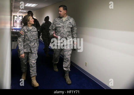 United States Air Force Brigadegeneral Steven D. Garland, 36. Wing Commander bei Andersen Air Force Base, grüßt Vereinigte Staaten Armee Surgeon General Leutnant General Patricia D. Horoho bei ihrem Besuch am 14. Februar.  Horoho, der auch den kommandierenden General der Army Medical Command und ihr Personal ist einen Befehl-Besuch über den Pazifik durchgeführt und überprüft die Gesundheitssysteme von Hawaii, Guam, Japan und Thailand. Der Befehl besuchen auch suchte Partner Nation Fähigkeiten auf dem Gebiet der Verbesserung des Gesundheitswesens zu fördern.  (Foto: offizielle Marinekorps Sgt. John Raufmann) US Army Surgeo Stockfoto