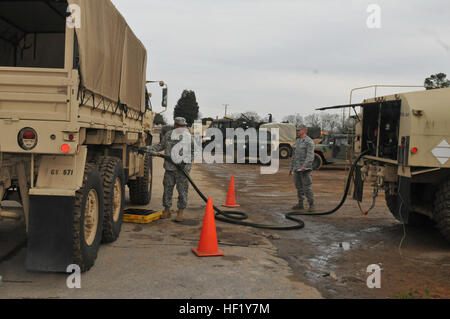 Georgiens Armee National Gardist Staff Sgt Eric Horne, Spezialist für Erdöl Versorgung mit 878th Pionier-Bataillon, tankt einen LKW an der 878th Augusta Armory zur Unterstützung der Operation Snowball III einen Notfall Service und Support für zivile Behörden und an die Bewohner von Georgien von Winter Sturm Pax hart getroffen. (US Army National Guard Foto von Sgt. Michael Uribe/freigegeben) Betrieb Snowball III 140214-Z-XA030-320 Stockfoto