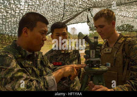 Republik der Korea Marine Sgt. 1. Klasse Kim Bae Kiwan, links, bespricht die M2 mit dem Ziel Kreis mit U.S. Marine CPL. Jordan M. Quinton, rechts, und ROK Marine Staff Sgt Kim Gyu Sik am 17. Februar um Ban Chan Krem, Königreich von Thailand während der Übung Cobra Gold. Das Training wurde entwickelt, um besser zu verstehen, die Taktiken, Techniken und Verfahren der Thai, ROK und US-Marines Mortarman militärische berufliche Spezialität. Die ROK Marines sind mit 81mm Mörser Zug, Waffen Firma, 21. Bataillon, 2. Division. Quinton ist ein Mortarman mit Waffen Firma, 3. Bataillon, 1. Marineregiment, die Stockfoto