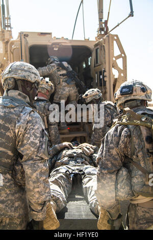 PFC. Pomeroy, Infanterist von 67. Armor Regiment, 2nd Armored Brigade Combat Team, 1. Bataillon, 4. US-Infanteriedivision, wird auf eine Unfall-Evakuierung MRAP geladen, nachdem ein simulierter IED-Angriff im Rahmen einer medizinischen Evakuierung der Luft trainieren während der Operation Intrepid Centurion 19. Februar 2014, in Kuwait. Die 42. CAB, New York Army National Guard, zur Verfügung gestellt rotary geflügelten Luftfahrt Vermögenswerte Intrepid Centurion, eine jährliche Übung zwischen den USA und Kuwait Streitkräfte entwickelt, um ihre taktische Kenntnisse und Vertrautheit mit jeweils anderen Operationen zu stärken. (New York Army National Guard Foto: Stockfoto