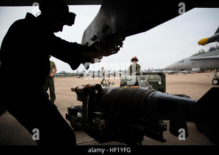 Lance Cpl. Casey Boatman bereitet sich auf eine MK-82-Allzweck-Bombe ein FA - 18D Hornet an Bord Flügel ein Royal Thai Air Force Base, Nakhon Ratchasima, Königreich von Thailand, für eine kombinierte Waffen Feuer Übung 20 Februar während der Übung Cobra Gold 2014 beimessen. CG 14 ist eine gemeinsame, multinationalen Übung im Königreich von Thailand zur Verbesserung und Erhöhung der multinationalen Interoperabilität jährlich durchgeführt. Bootsmann ist ein Artillerie-Techniker mit Marine alle Wetter Fighter Attack Squadron 242, Marine Aircraft Group 12, 1st Marine Aircraft Wing, III. Marine Expeditionary Force. Die FA - 18D Stockfoto