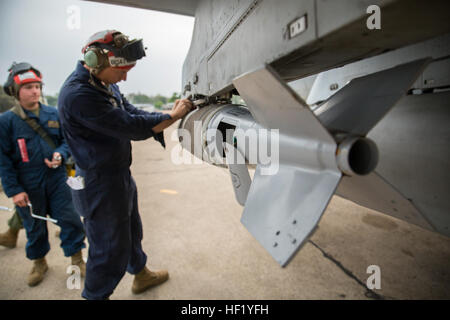 Lance Cpl. Casey Boatman führt einen Sicherheits-Check auf eine MK-82-Allzweck-Bombe nach einer FA - 18D Hornet an Bord Flügel ein Royal Thai Air Force Base, Nakhon Ratchasima, Königreich von Thailand zuweisen, für eine kombinierte Waffen live Fire Trainingsübung 20 Februar während der Übung Cobra Gold 2014. CG 14 ist eine gemeinsame, multinationalen Übung im Königreich von Thailand zur Verbesserung und Erhöhung der multinationalen Interoperabilität jährlich durchgeführt. Bootsmann ist ein Artillerie-Techniker mit Marine alle Wetter Fighter Attack Squadron 242, Marine Aircraft Group 12, 1st Marine Aircraft Wing, III Marine Expe Stockfoto