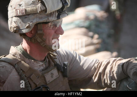 Colonel Christopher Douglas, der Teamleiter des Security Force Unterstützung Beraterteam 2-215, blickt über das Sangin Tal von Außenposten in der Nähe von Forward Operating Base Robinson, Provinz Helmand, Afghanistan, 24. Februar 2014. Douglas, ein Reservist von Ballston Spa, N.Y., äußerte sich zuversichtlich in die Fähigkeit der 2. Brigade, 215. Korps, Afghan National Army, effektiv Sicherheit für die Bürger der Region während der bevorstehenden afghanischen Präsidentschaftswahlen leisten. Afghanen sehen weiterhin viel Erfolg in Sangin Tal 140223-M-PF875-309 Stockfoto