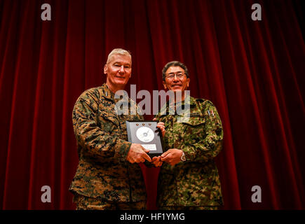 Japanisch-Generalmajor Hiroaki Kawamoto, Recht, stellvertretender Chef des Stabes, westlichen Armee-Hauptquartier, Japan Ground Self-Defense Force, präsentiert US Marine Generalleutnant John A. Toolan, Kommandierender General, ich Marine Expeditionary Force, mit einem Geschenk bei der Abschlussfeier für Übung Iron Fist 2014 an Bord Camp Pendleton, Kalifornien, 24. Februar 2014. Iron Fist ist eine amphibische Übung die Marines und Segler aus dem 15. MEU, andere ich zusammenbringt. Marine Expeditionary Force Einheiten und Soldaten aus der JGSDF, zur Förderung der militärischen Interoperabilität und individuelle und kleine Einheit Fähigkeiten durch herausfordernde, Stockfoto