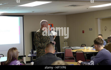 CMdR Ken Counts, der Kaplan für die Bekämpfung der Logistik Regiment 27, 2. Marine Logistics Group spricht über die Bedeutung der Kommunikation, Service-Mitglieder und deren Ehepartner während einer Ehe Prävention und Relationship Enhancement Program [PREP] Workshop an Bord Camp Lejeune, North Carolina, 26. Februar 2014. Grafen ging über mehrere Statistiken über die Vorteile der Pflege einer gesunden Ehe, die die eines davon ist, dass verheiratete Paare länger leben, erfolgreichere Leben. (Foto: U.S. Marine Corps Lance Cpl. Shawn Valosin) Vorbereitungskurs hilft Service-Mitglieder, Ehepartner pflegen gesunde Ehe 140226-M-IU187-005 Stockfoto