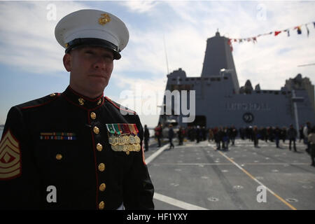 Ersten Sgt. Leon M. Banta, eine Native Oil City, Pennsylvania und der Firma First Sergeant für Ingenieur Unterstützungskompanie, 8. Engineer Support Battalion, 2. Marine Logistics Group, steht an Bord der USS Somerset während einer Inbetriebnahme Zeremonie in Penns Landing, Philadelphia, 1. März 2014. Die San-Antonio-Klasse amphibischer Truppentransporter ist der dritte und letzte Transport mit Metall gebaut nach den terroristischen Anschlägen von 9/11 geborgen und hieß zu Ehren der Passagiere von United Airlines Flug 93, die abgestürzt in Somerset County, Pennsylvania. Letzte der Linie, 2. MLG Marines nehmen Teil in Inbetriebnahme der Post Stockfoto