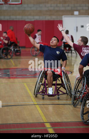 CPL. Marcus "Chilly" Chischilly von Phoenix und Mitglied der Verwundeten Krieger Bataillon West Team fängt einen Pass während der 2014 Marinekorps Versuche Rollstuhl Basketballtraining. Die vierte jährliche Marinekorps Versuche ist 4 bis 12. März im Marine Corps Base Camp Pendleton, Kalifornien, statt.  Athleten kämpfen im Bogenschießen, Radfahren, schießen, Schwimmen, Spur, Feld, sitzen Volleyball und Rollstuhl-Basketball. 2014 Marinekorps Versuche 140305-M-vz999-861 Stockfoto