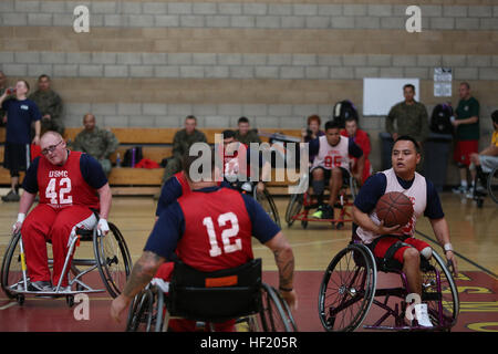 CPL. Marcus "Chilly" Chischilly von Phoenix und Mitglied der Verwundeten Krieger Bataillon West Team spielt ein Scrimmage Spiel während der 2014 Marinekorps Versuche Rollstuhl Basketball-Praxis. Die vierte jährliche Marinekorps Versuche ist 4 bis 12. März im Marine Corps Base Camp Pendleton, Kalifornien, statt.  Athleten kämpfen im Bogenschießen, Radfahren, schießen, Schwimmen, Spur, Feld, sitzen Volleyball und Rollstuhl-Basketball. 2014 Marinekorps Versuche 140305-M-vz999-021 Stockfoto