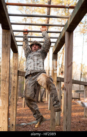 Senior Airman Joshua Garrison, mit North Carolina National Guard 118. Air Support Betrieb Squadron, 145. Air Wing schwingt über die Monkey Balken auf den Hindernis-Parcours am Camp Butner, N.C., 5. März 2014, während der Staat am besten Krieger Wettbewerb. Garnison den ersten Platz in der eingetragenen Kategorie des Wettbewerbs. (Fotos von Staff Sgt Mary Junell, North Carolina Nationalgarde Public Affairs/freigegeben) NC-Guard Flieger zuerst am besten Krieger Wettbewerb 140305-Z-GT365-263 Stockfoto