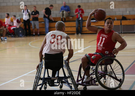 CAMP PENDLETON, Kalifornien, (7. März) — CPL. Marcus "Kühl" Chischilly, 26, aus Phoenix, der für verwundete Krieger Bataillon West antritt, spielt einen Rollstuhl-Basketball-Spiel 7 März während der 2014 Marinekorps Versuche an Bord Camp Pendleton, Kalifornien Das Marine Corps-Studien ist eine 8-Sport Invitational mit vier Mannschaften, bestehend aus aktiven Dienst Marines, Veteranen und internationalen Service-Mitglieder. Der Zweck der Versuche ist eine Chance für alle Verwundeten, Kranken oder verletzten Marines, die Sanierung von ihren Geist, Körper und Geist durch Wettbewerb und Cama zu fördern Stockfoto