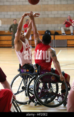 CAMP PENDLETON, Kalifornien, (7. März) – Marine Veteran Josue Barron, 24, aus Cudahy, Kalifornien, spielt eine Partie Rollstuhl-Basketball 7 März während der 2014 Marinekorps Versuche an Bord Camp Pendleton, Kalifornien Das Marine Corps-Studien ist eine 8-Sport Invitational mit vier Mannschaften, bestehend aus aktiven Dienst Marines, Veteranen und internationalen Service-Mitglieder. Der Zweck der Versuche ist eine Chance für alle Verwundeten, Kranken oder verletzten Marines, die Sanierung von ihren Geist, Körper und Geist durch Wettbewerb und Kameradschaft zu fördern. Foto von Lance Cpl David Silvano. 2014 Stockfoto