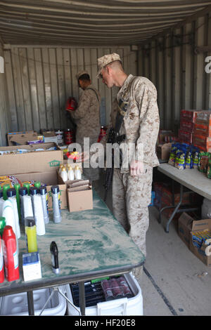 Zwei US-Marines Surfen Sie in einen mobilen Austausch 7. März 2014, der auf Forward Operating Base Sabit Qadam in der Provinz Helmand, Afghanistan, von einem Team Warfighter Express Services (WES) eingerichtet wurde. WES Mannschaften reisten nach Basen im regionalen Befehl Südwesten Gebiet der Verantwortung für Marines und Matrosen temporäre mobile Austausch, Postämter und auszahlende Stationen eingerichtet. (U.S. Marine Corps Foto von Sgt. Frances Johnson/freigegeben) Zwei US-Marines zu durchsuchen, an eine mobile Exchange 7. März 2014, das auf Forward Operating Base Sabit Qadam in der Provinz Helmand, Afghanistan, durch eine Wa eingerichtet wurde Stockfoto