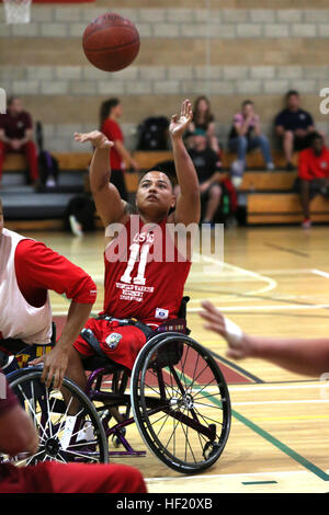 CPL. Marcus Chischilly, 26, aus Phoenix, mit verwundeten Krieger Bataillon West, schießt bei einem Rollstuhl-Basketball-Spiel 10 März 2014 Marine Corps Studien an Bord Camp Pendleton, Kalifornien zu erzielen Das Marine Corps-Studien ist eine 8-Sport Invitational mit vier Mannschaften, bestehend aus aktiven Dienst Marines, Veteranen und internationalen Service-Mitglieder. Sportler haben die Möglichkeit, in einem acht-Sport-Wettbewerb, Bogenschießen, schießen, Rollstuhl-Basketball, sitzen Volleyball, Schwimmen, Radfahren, Spur und Feld-Ereignisse gehören zu konkurrieren. 2014 Marinekorps Versuche Rollstuhl basketba Stockfoto