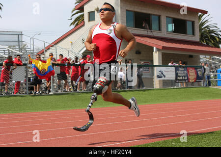 CPL. Marcus Chischilly, 26, der Verwundeten Krieger Bataillon westlich von Phoenix, konkurriert in der 1.500-Meter-Lauf während der 2014 Marinekorps Versuche an Bord Camp Pendleton, Kalifornien, März 11. Das Marine Corps-Studien ist eine 8-Sport Invitational mit vier Mannschaften, bestehend aus aktiven Dienst Marines, Veteranen und internationalen Service-Mitglieder. Der Wettbewerb bietet Chancen für die Verwundeten, Kranken und verletzten Soldat innen zu trainieren, als Athleten, während ihre Stärke zu erhöhen, so können sie ihren Wehrdienst weiterhin oder gesunde Gewohnheiten für das Leben außerhalb des Dienstes zu entwickeln. 2014-Marine Cor Stockfoto