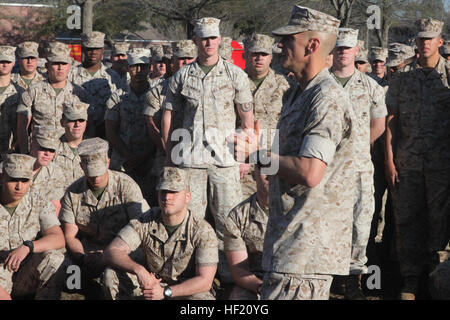 Lieutenant Colonel John C. Osborne, der Bataillonskommandeur für 2. Combat Engineer Battalion, 2. Marine-Division, Gespräche des Bataillons kurz nach SGT Johnathan Gould erhielt das Purple Heart an Bord der Marine Corps Base Camp Lejeune, North Carolina, 11. März 2014. Gould erhielt die Medaille für seine Wunden erlitten nach ein improvisierter Sprengsatz gezündet verlassen ihn und drei weitere mit Schädel-Hirn-Verletzungen. "Es gab fünf Marines in unmittelbarer Nähe zu der Explosion und vier von uns erhaltenen Schädel-Hirn-Verletzungen aus dem Vorfall; drei der Opfer wurden medizinisch aus der Si evakuiert. Stockfoto