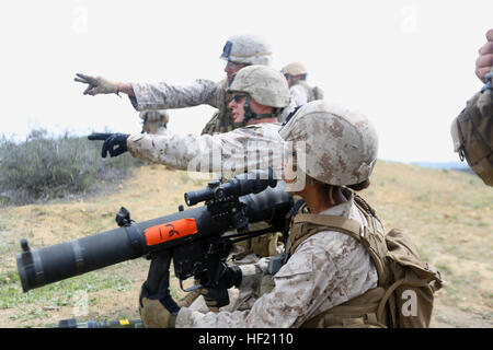 US Marine Combat Engineers mit Alpha Company, 7th Engineer Support Battalion, Raketen 1st Marine Logistics Group Brand hochexplosive aus einem MK153 Schulter abgefeuert, Mehrzweck, Sturmgewehr in den Hügeln von Camp Pendleton, Kalifornien, während einer Reihe von scharfer Munition, 11. März 2014. Die Marines der Alpha Company eine Reihe von Sustainment Trainingsbetrieb neben Mitgliedern der 1st Combat Engineer Battalion durchgeführt 1. Marineabteilung.  (US Marine Corps Bilder von CPL. Alexander Quiles/freigegeben) 7. Engineer Support Battalion SMAW training 140311-M-SF473-005 Stockfoto