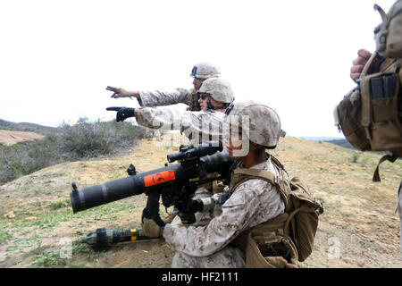 US Marine Combat Engineers mit Alpha Company, 7th Engineer Support Battalion, Raketen 1st Marine Logistics Group Brand hochexplosive aus einem MK153 Schulter abgefeuert, Mehrzweck, Sturmgewehr in den Hügeln von Camp Pendleton, Kalifornien, während einer Reihe von scharfer Munition, 11. März 2014. Die Marines der Alpha Company eine Reihe von Sustainment Trainingsbetrieb neben Mitgliedern der 1st Combat Engineer Battalion durchgeführt 1. Marineabteilung.  (US Marine Corps Bilder von CPL. Alexander Quiles/freigegeben) 7. Engineer Support Battalion SMAW training 140311-M-SF473-006 Stockfoto