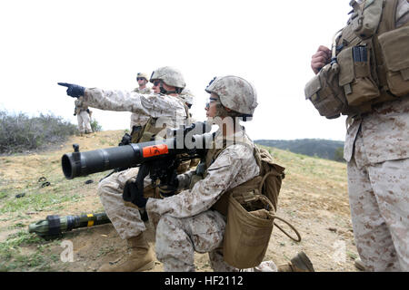 US Marine Combat Engineers mit Alpha Company, 7th Engineer Support Battalion, Raketen 1st Marine Logistics Group Brand hochexplosive aus einem MK153 Schulter abgefeuert, Mehrzweck, Sturmgewehr in den Hügeln von Camp Pendleton, Kalifornien, während einer Reihe von scharfer Munition, 11. März 2014. Die Marines der Alpha Company eine Reihe von Sustainment Trainingsbetrieb neben Mitgliedern der 1st Combat Engineer Battalion durchgeführt 1. Marineabteilung.  (US Marine Corps Bilder von CPL. Alexander Quiles/freigegeben) 7. Engineer Support Battalion SMAW training 140311-M-SF473-009 Stockfoto