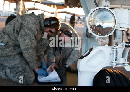 Flieger 1. Klasse Robert Pankowski, links, und Staff Sgt Taylor McBride, Crew Chiefs Gowen Field Idaho Air National Guard 124. Wartung Geschwader, Boise, Vorbereitung eines der a-10 Thunderbolt II-Flugzeuge für Nacht fliegen am 12. März bei Green Flag Osten Training, Barksdale Air Force Base, Louisiana (Air National Guard Foto von Master Sgt. Becky Vanshur) Idaho Air Guard Züge während der Nacht Mission bei Barksdale 140312-Z-AY311-394 Stockfoto