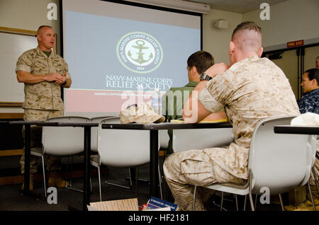 Oberst Brian P. Annichiarico, befehlshabender Offizier Marine Corps Base Hawaii, spricht mit Einheit Vertreter auf die kurze Kick-off für das Navy Marine Corps Gesellschaft Active Duty Hilfsfonds Laufwerk im Klassenzimmer 2 bekämpfen Kamera, 13. März 2014. Annichiarico eine Zuteilung Formular ausgefüllt, eine Spende an die Gesellschaft nach seinen Ausführungen. (U.S. Marine Corps Foto von Kristen Wong) MCB Hawaii Tritte aus NMCRS Active Duty Fonds fahren 140313-M-TH981-001 Stockfoto