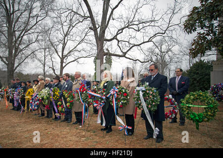 Über 20 Organisationen Kränze während der Begehung des 263rd-Jahr-Feier des ehemaligen Präsidenten James Madison Geburt, 16 März vorgestellt. 2014. Oberst David Maxwell, Kommandant, MCB Quantico wurde als Präsident Barack Obamas repräsentativ für die offizielle Kranzniederlegung Zeremonie zu Ehren des Madison, dem vierten Präsidenten der Vereinigten Staaten bezeichnet. (U.S. Marine Corps Foto von James H. Frank/freigegeben) Über 20 Organisationen präsentiert Kränze während der Begehung des 263rd-Jahr-Feier des ehemaligen Präsidenten James Madison Geburt, März 16 140316-M-QJ238-018 Stockfoto