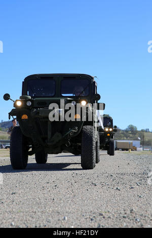 Marines mit dem 11. Marine Expeditionary Unit Laufwerk intern transportierbaren Fahrzeuge an der Flightline vor dem Laden auf ein MV-22 Osprey mit das Gerät Aviation combat Element, Marine Medium Tiltrotor Squadron 163 (Reinforced) während realistische Urban Training Marine Expeditionary Unit Übung (RUTMEUEX) 14-1 an Bord Fort Hunter Liggett, Calif., März 17. RUTMEUEX soll die erste große Gelegenheit für die Integration zwischen den Grundkampfelement, Aviation combat Element, Logistik combat Element und Befehl Element des 11. MEU. Die Ausbildung legt seine Kurzentschlossene Stockfoto