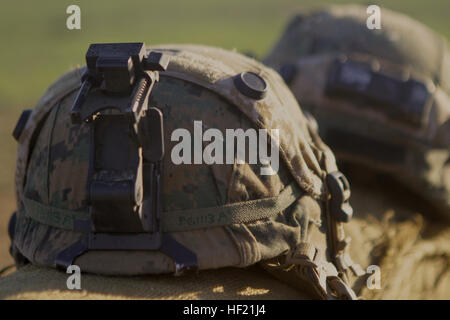 Kevlars sitzen auf einer Mauer, während Marines mit Fox Company, 2. Bataillon, 4. Marine Regiment, in eine defensive Position während einer Marine Corps Combat Bereitschaft Bewertung an Bord der Marine Corps Base Camp Pendleton, Kalifornien, 19. März 2014 neu formieren. Die MCCRE ist eine Woche lang-Übung, die Marines Kampfbereitschaft durch eine Vielzahl von Szenarien testet. Überfälle, Gas Bohrer und Unfall Evakuierungen gehören zu den Tests verwendet, um die Marines zu bewerten. (U.S. Marine Corps Foto von Lance CPL David Silvano/freigegeben) Marines führen Marinekorps Kampfbereitschaft Bewertung 140319-M-vz999-681 Stockfoto