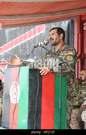 Afghan National Army Generalmajor Sayeed Malook befasst sich mit seinen Soldaten während ihrer Abschlussfeier an Bord Camp Shorabak, Provinz Helmand, Afghanistan, 20. März 2014. Die 215. Korps Kommandierender general, ist Generalmajor Malook verantwortlich für die Sicherheit in den Provinzen Nimroz und Helmand. Soldaten der afghanischen Nationalarmee Absolvent regionalen Korps Schlacht Schule 140320-M-KC435-004 Stockfoto