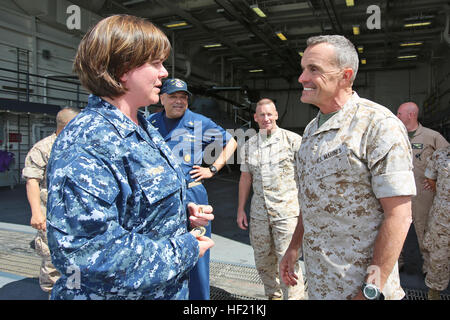 Brigadier General Vincent A. Coglianese, Kommandierender general, 1st Marine Logistics Group, spricht Leutnant CMdR Jennifer L. Forbes, Executive Officer von amphibischen Dock Transportschiff USS Anchorage (LPD-23), 20. März 2014. Verankerung mit eingeschifften Marines aus 1. Marine Expeditionary Force, wurde vor der Küste von Kalifornien amphibische Kriegsführung Zertifizierungsschulungen dirigieren. Die Marines dirigiert Flugzeug Landung Operationen, Leben-Heißausbildung, Martial Arts und andere Übungen um ihre Position als ein Expeditionskorps in Bereitschaft zu halten. (Foto: U.S. Marine Corps Lance Cpl. Stockfoto