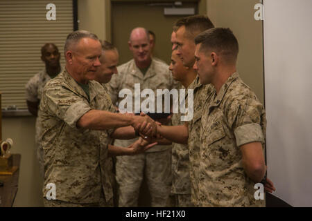 Kommandierender General der 1. Marineabteilung, Generalmajor Lawrence D. Nicholson gratuliert den Gewinnern des Wettbewerbes "Tiger" an Bord der Marine Corps Air Ground Combat Center Twentynine Palms, Kalifornien, 25. März 2014. Der Tiger-Wettbewerb findet am besten Panzerbesatzung in der Marine Corps auswählen. (Foto: U.S. Marine Corps CPL Ismael E. Ortega, 1st Marine Division/freigegeben) Kommandierender General der 1. Marineabteilung 140425-M-RD023-058 Stockfoto