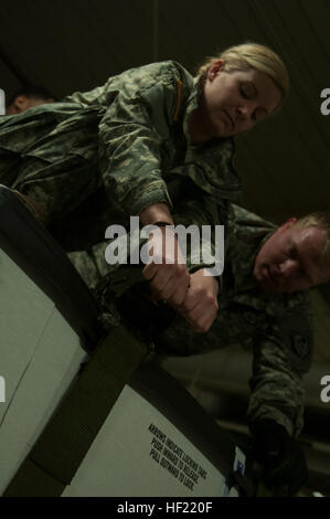 SPC. Crystal Roseman (links) und Sgt. Geoffrey Hansen mit der 207. Brigade Unterstützungskompanie sichere Ladung der medizinischen Versorgung vor dem Transport zum Palmer Messegelände während der Alaska Schild wachsame Wächter ausüben, Alaska, 27. März 2014. Dies ist eine landesweite Übung unter Beteiligung nationale, staatliche und lokale Behörden, die entworfen, um die Reaktion und Koordination der verschiedenen Agenturen in ein Katastrophenszenario, modelliert nach dem 1964 Erdbeben und der nachfolgende Tsunami, die Alaska heimgesucht. 112. Mobile Public Affairs Abteilung Foto von Staff Sgt Megan Leuck Alaska Unterstützungseinheit gewinnt Real-Welt Stockfoto