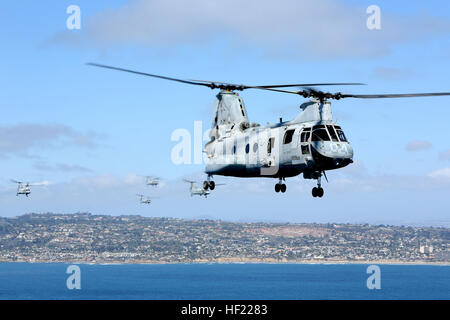 US-Marines mit Marine Medium Helicopter Squadron (HMM) 364, Marine Aircraft Gruppe 39, 3rd Marine Aircraft Wing (MAW), fliegen CH-46E Sea Knight Hubschrauber über San Diego, Kalifornien, 31. März 2014. Nach 47 Jahren fliegt die CH-46 HMM-364, "Flies the Barn", ausziehen und Landung im Einklang und in Masse Formationen fliegen bedeutet den Übergang in die MV-22 Osprey. (Foto: U.S. Marine Corps SGT Keonaona C. Paulo, 3. MAW bekämpfen Kamera/freigegeben) Lila Füchse "fliegen die Scheune" 140331-M-EF955-098 Stockfoto